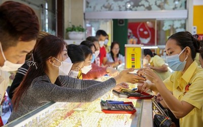 Vàng SJC giảm sốc, nhà đầu tư “đau tim”: Nên mua hay bán?