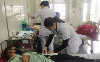 Lào Cai tiếp nhận 4 người Việt trở về từ Trung Quốc có dấu hiệu bị sốt