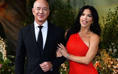 Cử chỉ tình cảm mặn nồng của bạn gái Sanchez với tỷ phú Jeff Bezos