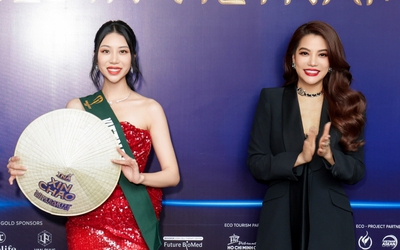 Trưởng BTC Miss Earth 2023 Trương Ngọc Ánh trao sash cho thí sinh