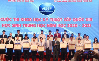 Khi sân chơi cho học sinh bị “hoen ố” bởi người lớn