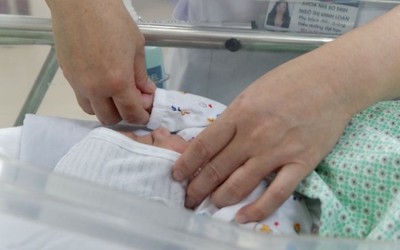 Hà Nội: Kỳ tích cứu bé sinh non vừa chào đời đã ngừng tim trong nhà vệ sinh bệnh viện