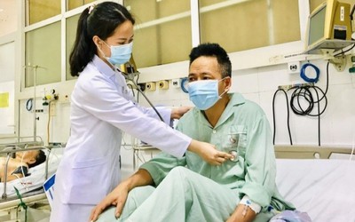 Người đàn ông bị bỏng họng sau khi uống nhầm hoá chất tẩy rửa sàn