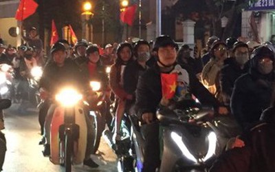 Người hâm mộ TP.Cần Thơ đổ ra đường ăn mừng U.23 Việt Nam vào bán kết