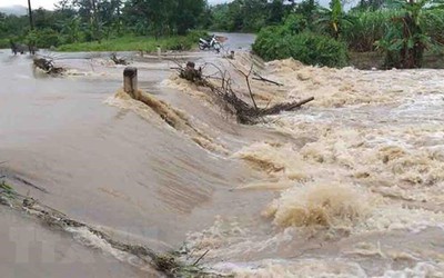 Tuyên Quang: Thương tâm nước lũ dâng cao cuốn trôi cặp vợ chồng và con gái 7 tuổi