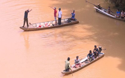 Tai nạn lật thuyền trên sông Chảy, một người bị nước lũ cuốn mất tích