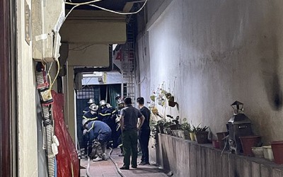 Kịp thời giải cứu 3 người kẹt trong căn nhà bốc cháy ở Hà Nội
