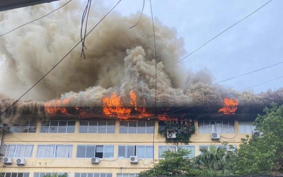 Cháy lớn tại tòa nhà 5 tầng ở Hà Nội