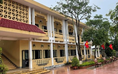 Một học sinh lớp 3 nguy kịch vì ngã từ tầng 2 trường học xuống đất