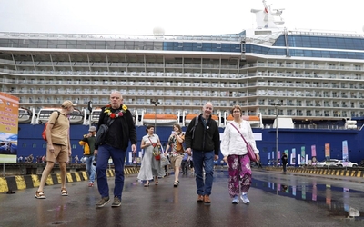 Tàu du lịch biển đưa 2.700 du khách quốc tế đến Huế du lịch