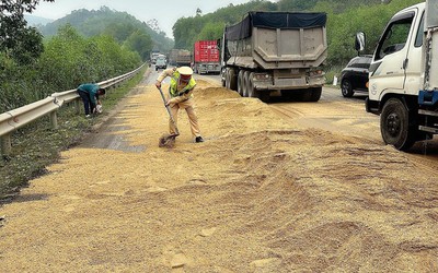 CSGT Nghệ An xúc cát ngăn dầu loang trên quốc lộ