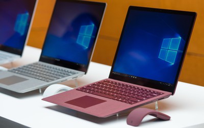 Microsoft "phản pháo" việc Surface bị loại khỏi danh sách những máy tính nên mua