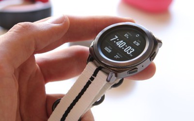 Đồng hồ Gear S4 của Samsung có pin nằm ở dây đeo?