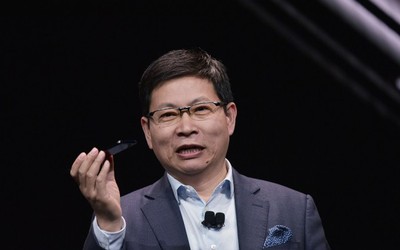 CEO Huawei bất ngờ hành động ngoài dự tính trên sân khấu CES 2018