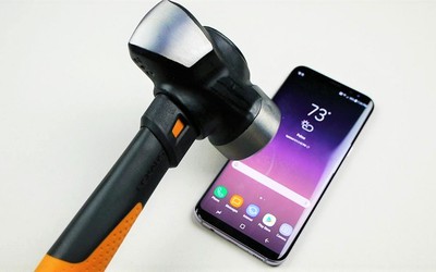 Thử độ bền của Galaxy S9 Plus với dao và búa