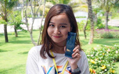 Trên tay "siêu phẩm" Xperia XZ2, giá 19.990.000 đồng