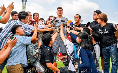 Chùm ảnh Văn Lâm rạng rỡ trong ngày ra mắt Muangthong United