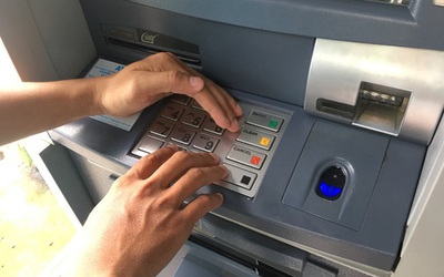 Ngân hàng siết giao dịch trong dịp lễ để phòng đánh cắp thông tin thẻ khi giao dịch tại máy ATM