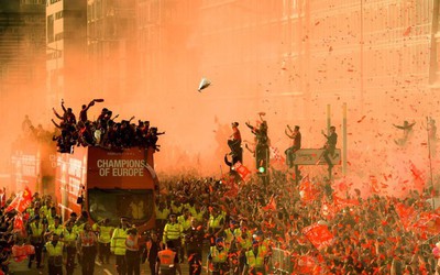 [Chùm ảnh] Rực đỏ trời Liverpool trong lễ rước cúp Champions League