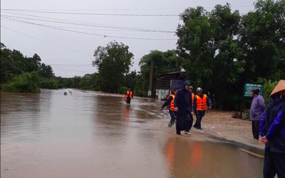 Sơ tán khẩn cấp người dân tại những vùng nguy hiểm ở Tây Nguyên do mưa lớn đến nơi an toàn