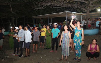 Trắng đêm tìm kiếm thi thể 4 tân sinh viên bị sóng cuốn mất tích ở Bình Thuận
