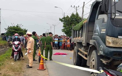 Bé gái 3 tuổi lao ra đường bị xe ben tông tử vong thương tâm