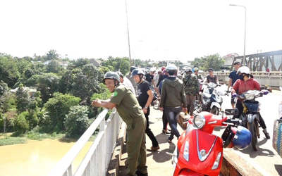 Đang tìm kiếm thanh niên nhảy cầu Sêrêpốk, một người phụ nữ bất ngờ lao mình xuống sông