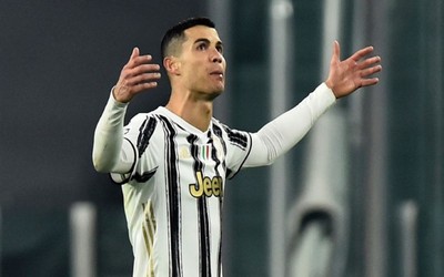 Juventus chính thức bán Ronaldo cho MU với giá thấp khó tin