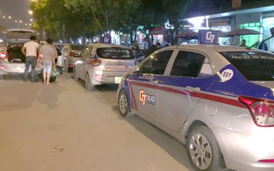 Nhiều hãng taxi truyền thống giảm cước, taxi công nghệ vẫn "nằm im"