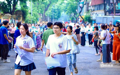 Sáng nay, hơn 105.000 thí sinh Hà Nội bắt đầu làm bài thi vào lớp 10