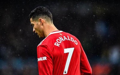 Fan Liverpool có hành động cực đẹp động viên Ronaldo