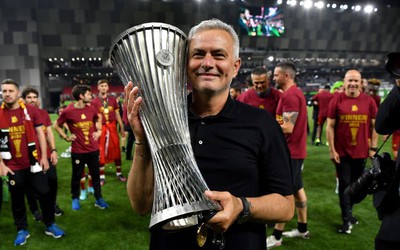 Mourinho sưu tập đủ cúp C1, Europa League và Conference League