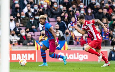 'Quái vật' Adam Traore là nét chấm phá của Xavi