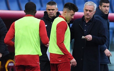 Cầu thủ Roma tính ra đi vì chán bị Mourinho mắng mỏ