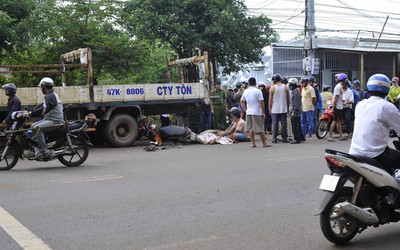 Không làm chủ tốc độ, một người đi mô tô đâm đuôi xe tải tử vong