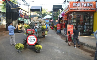 Người dân Đắk Lắk thích thú với đường sách cà phê, đường hoa Buôn Ma Thuột