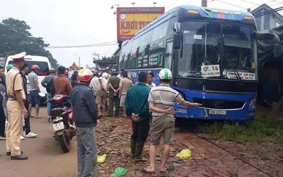 Xe khách gây tai nạn liên hoàn trên đường Hồ Chí Minh, hai người đàn ông thiệt mạng