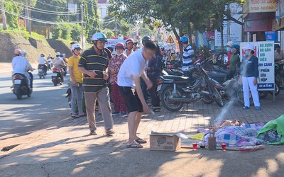 Người đàn ông tử vong bất thường bên lan can cầu