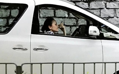 Trương Bá Chi nổi tiếng giàu có nhưng vẫn để mẹ ruột lái taxi kiếm tiền