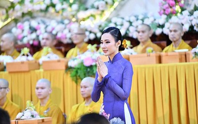 Sửng sốt với hình ảnh nữ tính, nền nã của Angela Phương Trinh khi làm diễn giả tại chùa