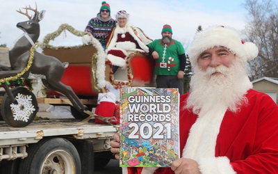 "Ông già Noel" lập kỷ lục Guinness khi kéo xe tải chở đầy xe tuần lộc