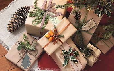 Người phụ nữ 44 tuổi suýt bị mù mắt phải khi xé hộp quà Noel