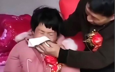 Cô dâu như trẻ con bên chú rể 55 tuổi và sự thật khó ngờ phía sau