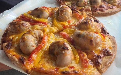 Kinh dị món pizza tinh hoàn gà, nhiều người sợ không dám ăn