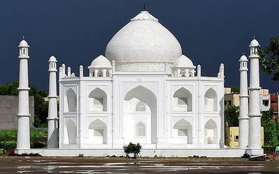 Nam giáo viên xây nhà 920m2 phỏng theo đền Taj Mahal tặng vợ