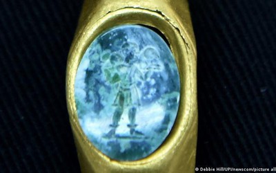 Nhẫn vàng nạm đá quý có hình khắc đặc biệt trong xác tàu đắm 1.700 năm