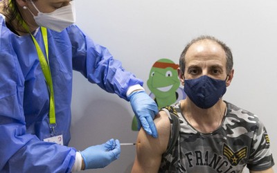 Áo đình chỉ luật bắt buộc tiêm chủng vắc-xin phòng Covid-19