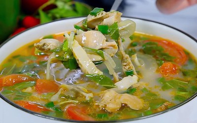 Món ngon cuối tuần: Thanh mát với canh trai nấu rau răm