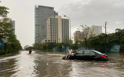 Giữa lúc mưa ngập, tài xế Mercedes có hành động lạ gây "bão mạng"