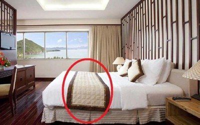Tại sao khách sạn trải 1 mảnh vải ngang giường, 90% không biết đáp án